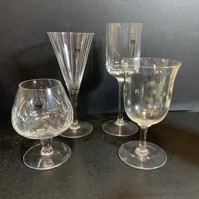 LOT:181: Bar Essentials Including Hand Painted Wine Glasses, a Crystal Stopper, English Hand Cut Crystal Glasses, Baileys Mug, Windsor...