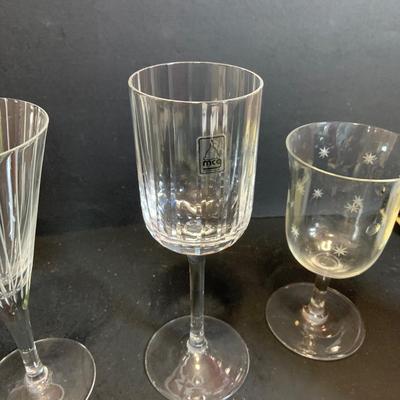 LOT:181: Bar Essentials Including Hand Painted Wine Glasses, a Crystal Stopper, English Hand Cut Crystal Glasses, Baileys Mug, Windsor...