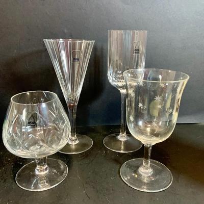 LOT:181: Bar Essentials Including Hand Painted Wine Glasses, a Crystal Stopper, English Hand Cut Crystal Glasses, Baileys Mug, Windsor...