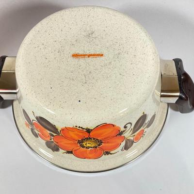 LOT 231: Mid-Century Modern Kitchen Collection - Serving Tray, Sanko-Ware Show Pan, Painted Trivet, Ikea Plastic Drinking Cups