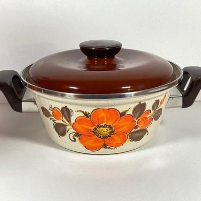 LOT 231: Mid-Century Modern Kitchen Collection - Serving Tray, Sanko-Ware Show Pan, Painted Trivet, Ikea Plastic Drinking Cups