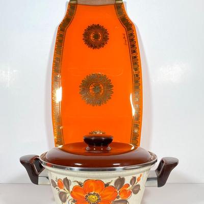 LOT 231: Mid-Century Modern Kitchen Collection - Serving Tray, Sanko-Ware Show Pan, Painted Trivet, Ikea Plastic Drinking Cups