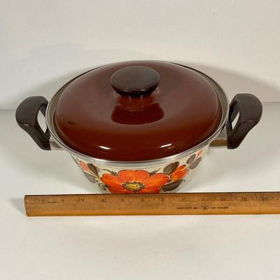 LOT 231: Mid-Century Modern Kitchen Collection - Serving Tray, Sanko-Ware Show Pan, Painted Trivet, Ikea Plastic Drinking Cups