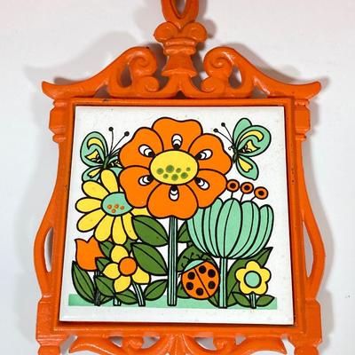 LOT 231: Mid-Century Modern Kitchen Collection - Serving Tray, Sanko-Ware Show Pan, Painted Trivet, Ikea Plastic Drinking Cups