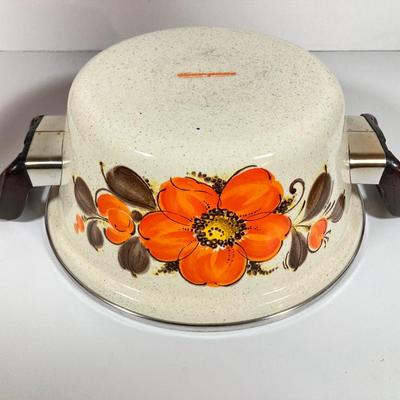 LOT 231: Mid-Century Modern Kitchen Collection - Serving Tray, Sanko-Ware Show Pan, Painted Trivet, Ikea Plastic Drinking Cups