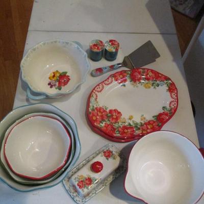 The Pioneer Woman Serving Dishes