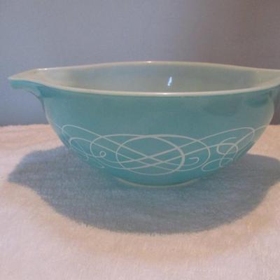 Pyrex Turquoise Scroll 443 2-1/2 qt Cinderella Bowl