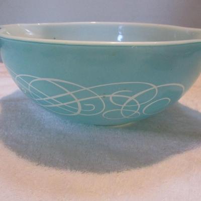 Pyrex Turquoise Scroll 443 2-1/2 qt Cinderella Bowl