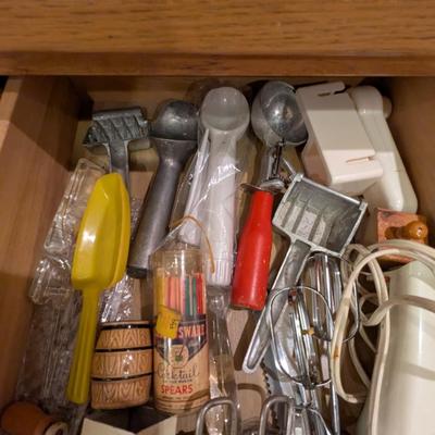 Kitchen Utensils & Knives (See all pictures)