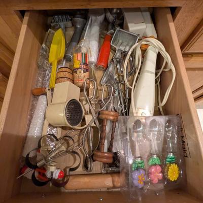 Kitchen Utensils & Knives (See all pictures)