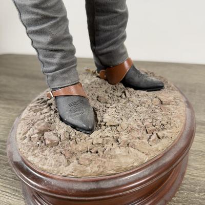 LOT 3B: Sideshow Collectibles John Wayne Western Hero Premium Format Figurine #496/1000 (23”)