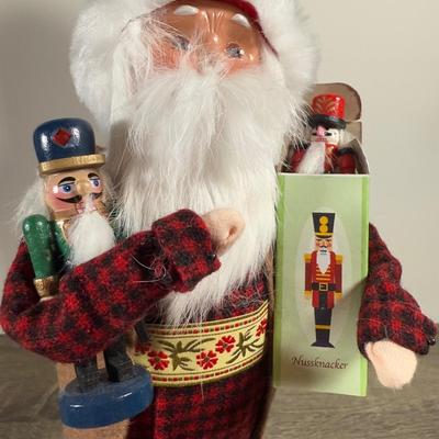 LOT 10B: Byer’s Choice The Carolers Santa Dolls