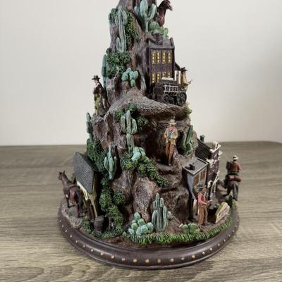 LOT 19B: John Wayne Bradford Exchange - 2012 American Legend Tabletop Mountain A0466 & 2008 Frontier Hero Walking Tall A0600