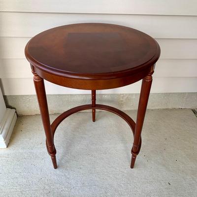 LOT 40 G: Round Dark Wood Nesting Tables / Plant Stand Set