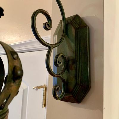 LOT 43 L: Design Toscano Crown Royale Wall Hanging Pendant Lantern