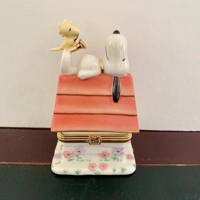 LOT 50 L: Snoozin' Snoopy Lenox Treasure Box, Peanuts Animated Musical Table Piece, Jim Shore Peanuts "Make A Splash"...