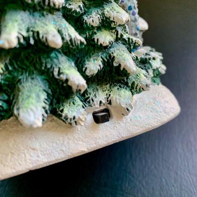 LOT 79 L: Thomas Kinkade Collection: "Home For The Holidays" Light Up Dome, 2003 "Sunday Evening Sleigh Ride" Painter...