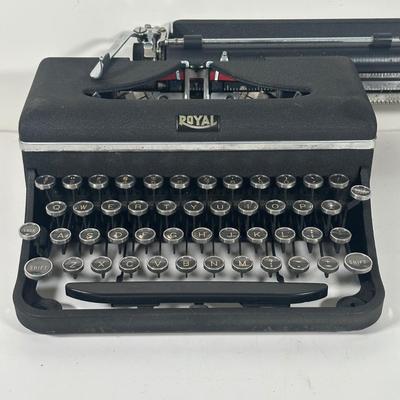 LOT 95B: Antique Royal Typewriter w/ Case