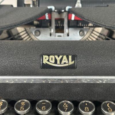 LOT 95B: Antique Royal Typewriter w/ Case