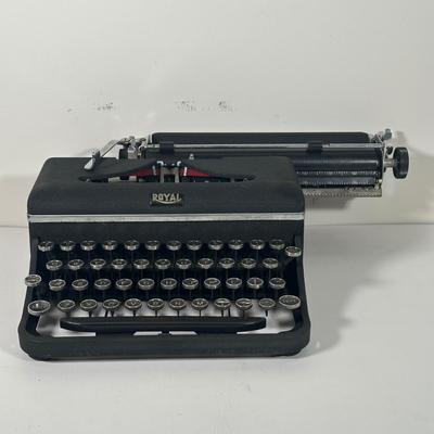 LOT 95B: Antique Royal Typewriter w/ Case