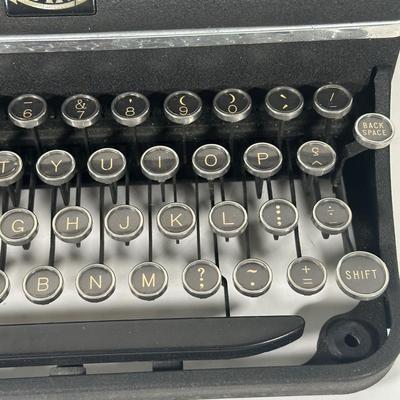 LOT 95B: Antique Royal Typewriter w/ Case