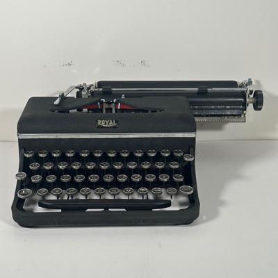 LOT 95B: Antique Royal Typewriter w/ Case