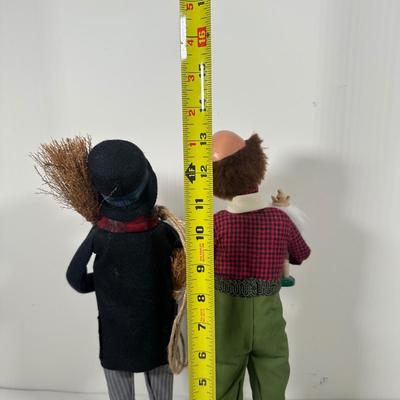 LOT 96B: 2 Byers Choice Carolers & Caroler Condo