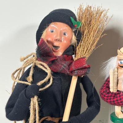 LOT 96B: 2 Byers Choice Carolers & Caroler Condo