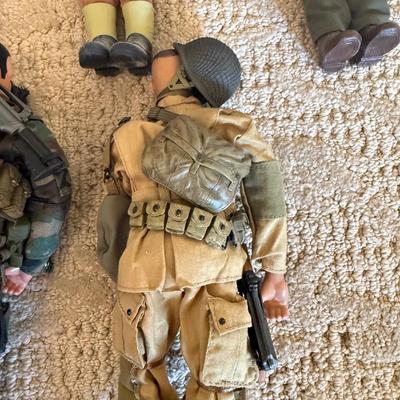 LOT 108L: Military Action Figures w/ Lots of Accessories
