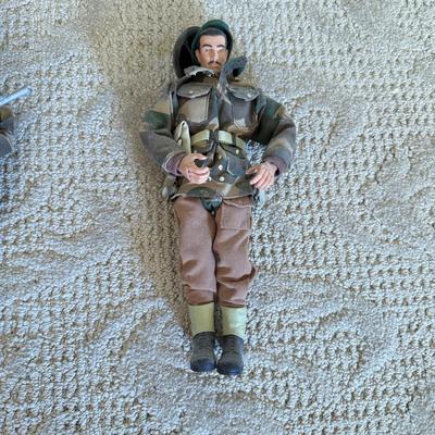 LOT 108L: Military Action Figures w/ Lots of Accessories