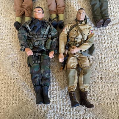 LOT 108L: Military Action Figures w/ Lots of Accessories