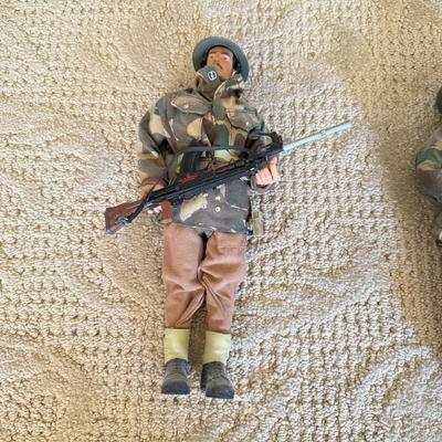 LOT 108L: Military Action Figures w/ Lots of Accessories