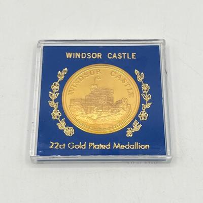 LOT 128J: 22CT Gold Plated Medallions - Windsor Castle and Tower of London + 2000 Public Libraries 50 Pence Coin Money Clip