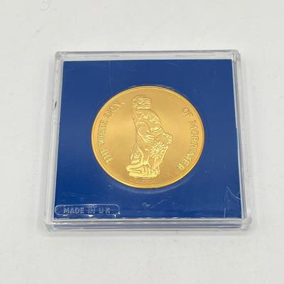 LOT 128J: 22CT Gold Plated Medallions - Windsor Castle and Tower of London + 2000 Public Libraries 50 Pence Coin Money Clip