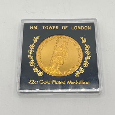 LOT 128J: 22CT Gold Plated Medallions - Windsor Castle and Tower of London + 2000 Public Libraries 50 Pence Coin Money Clip