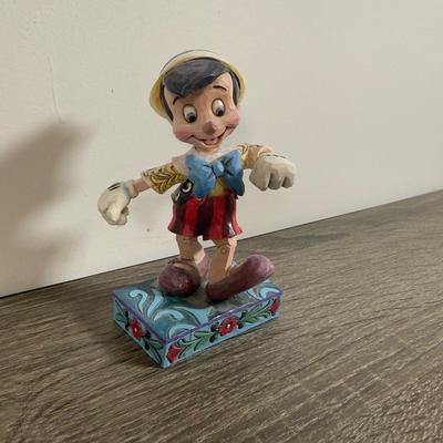 LOT 165K: Jim Shore - 2006 Heartwood Creek "Here We Come A Caroling Among the Leaves So Green" C4005326 & Disney Traditions...