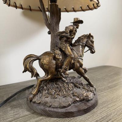 LOT 175L: 2010 Bradford Exchange John Wayne, "American Legend" Accent Lamp (16")