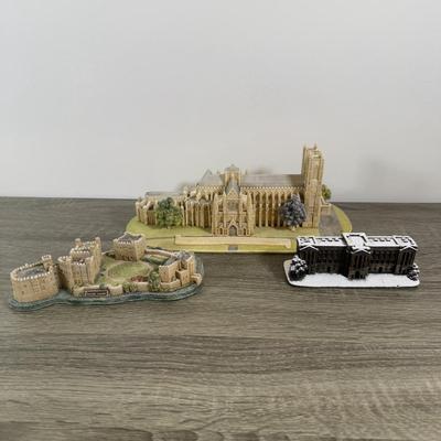 LOT 177L: Lilliput Lane Miniature British Buildings