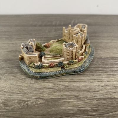 LOT 177L: Lilliput Lane Miniature British Buildings