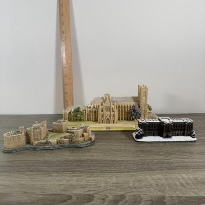 LOT 177L: Lilliput Lane Miniature British Buildings