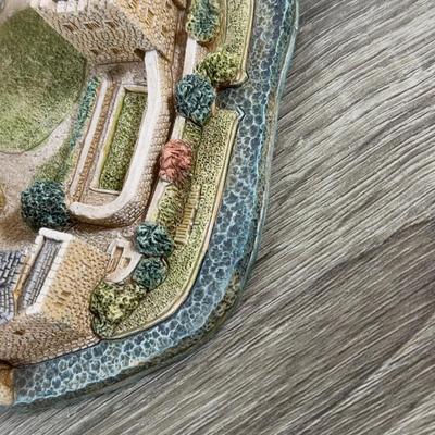 LOT 177L: Lilliput Lane Miniature British Buildings