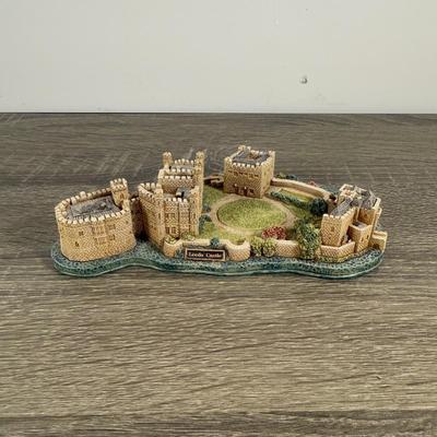 LOT 177L: Lilliput Lane Miniature British Buildings