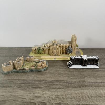 LOT 177L: Lilliput Lane Miniature British Buildings