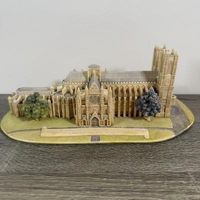 LOT 177L: Lilliput Lane Miniature British Buildings