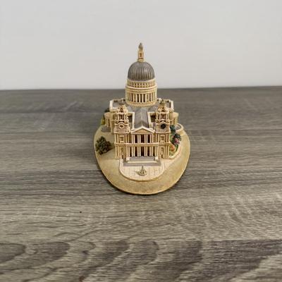 LOT 178L: Lilliput Lane Miniature British Buildings