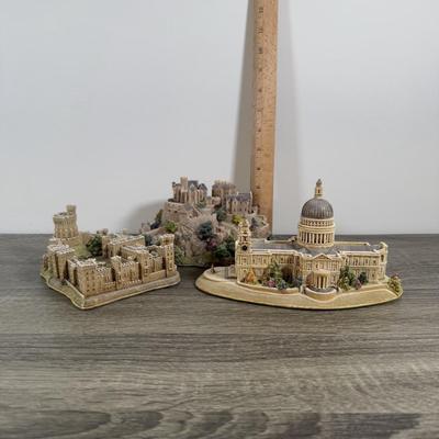 LOT 178L: Lilliput Lane Miniature British Buildings
