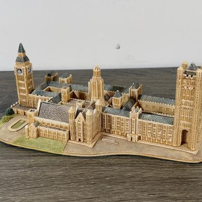 LOT 184L: Lilliput Lane Miniature British Buildings