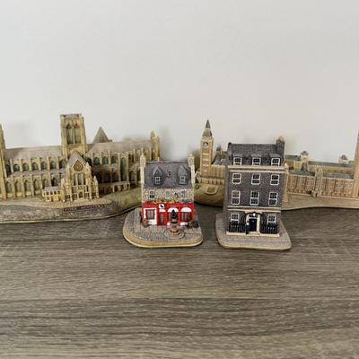 LOT 184L: Lilliput Lane Miniature British Buildings