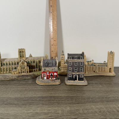 LOT 184L: Lilliput Lane Miniature British Buildings