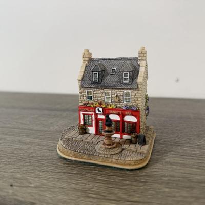 LOT 184L: Lilliput Lane Miniature British Buildings